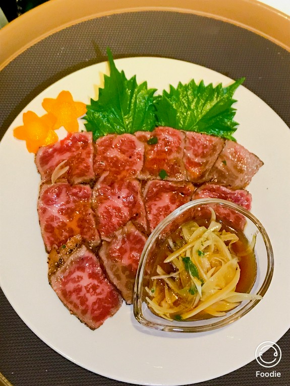 新鮮お肉とネギの絶妙な食感『黒毛和牛のタタキ』