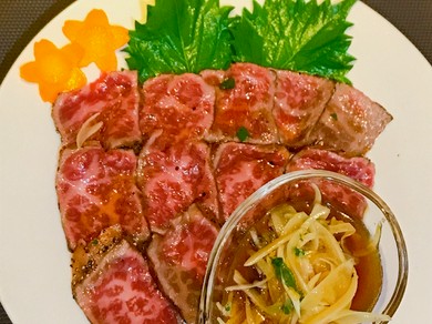 新鮮お肉とネギの絶妙な食感『黒毛和牛のタタキ』