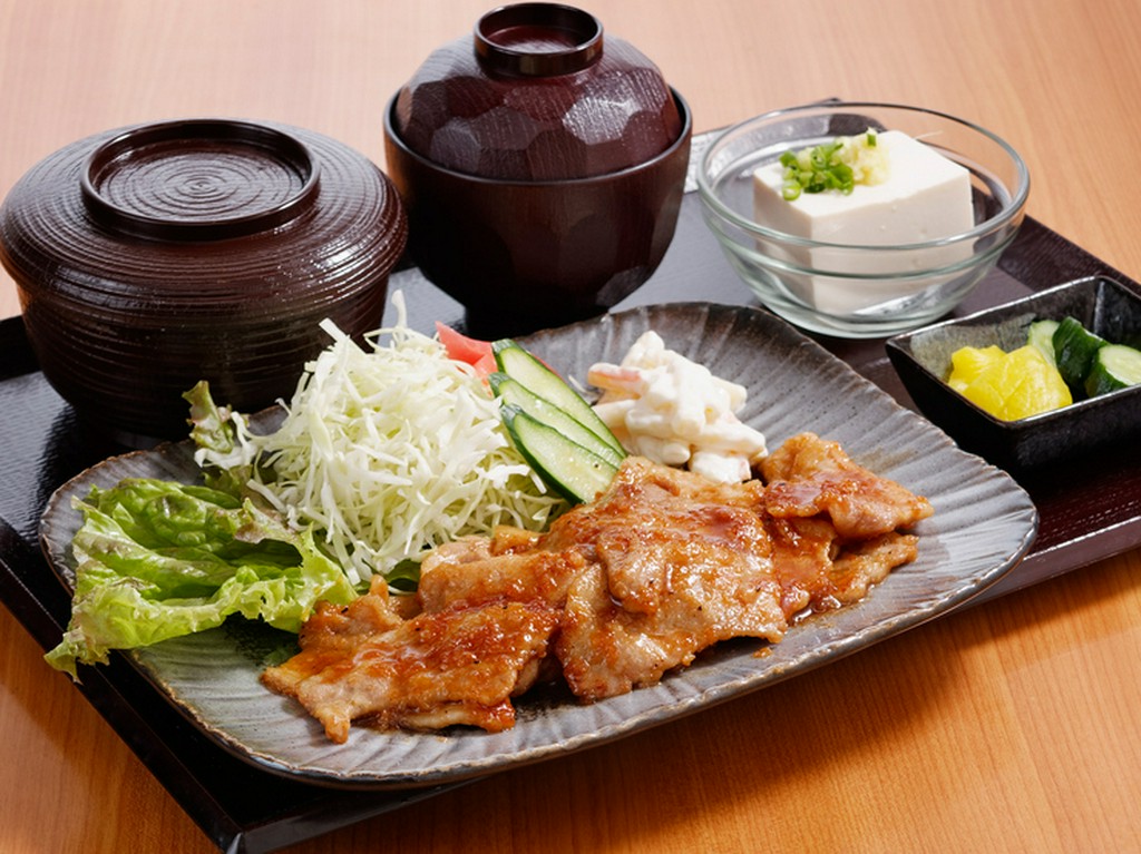 小さい子どもから大人まで、老若男女を問わない料理が揃う