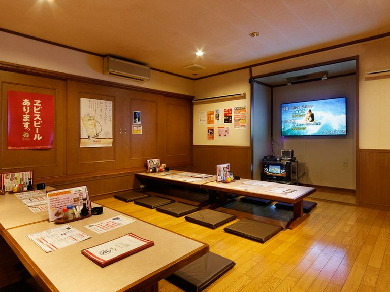 飲み放題付きコースあり。カラオケも楽しめる料理店