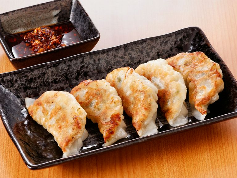 店舗で1つ1つ丁寧に手作りだから美味しい『えびす亭焼き餃子』