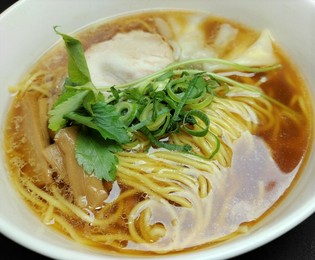 「比内地鶏」「伊達鶏」を使用。プレミアムらぁめん「金の鶏」