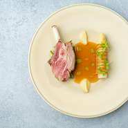 シェフ窪津がこれまで九州各地の生産者を訪ね築き上げてきた信頼関係のもと、旬の厳選食材をいち早く仕入れ、その美味しさを最大限に引き出した繊細なイタリア料理へと昇華させます。