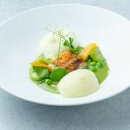 「ここでしか味わえない料理を楽しんでもらいたい。」との思いから、地元の食材を厳選して仕入れ。生産者の元へ足を運ぶこだわりぶりで、選りすぐった上質な食材をふだんにあしらい、多彩な一皿に昇華しています。