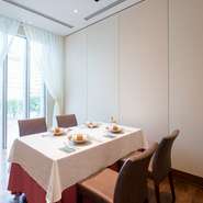 4～18名まで、人数に合わせて対応可能な完全個室も完備。ほかのゲストを顔を合わせることもないので、周囲を気にする必要もありません。友人との食事はもちろん、親戚の集まりや両家での顔合わせにも良さそうです。