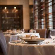 ブラウンを基調にしており、落ち着いた雰囲気がただよう店内。記念日や誕生日など、大切な日のデートにもピッタリです。2人にとって思い出に残るかけがえのない1日を、華やかに演出してくれます。