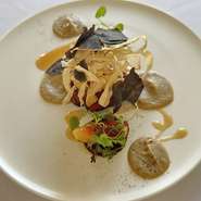 ※コースの価格は消費税10％とサービス料13％を含む金額です
※複数名様で来店の場合、全員同じコースの注文をお願いします