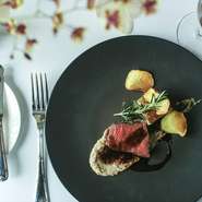 九州各地より届く旬食材を用いたイタリア料理でおもてなしを。
美味しいだけじゃなく、香りや音、五感で楽しむのがKubotsu流。