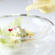 『フォアグラのソテー　ローストした玉葱と黒トリュフのソース』