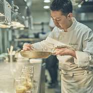 「ここでしか出会えない味わい、この土地ならではの“九州の旬”を楽しんで欲しいですね。」と語る窪津氏。生産地に足を運び、自らの目で確かめた食材をあしらい、こだわりの詰まった一皿でもてなしてくれます。