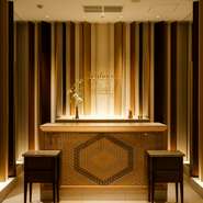 店内のいたるところに「博多織」や「大川組子」といった、伝統工芸品を取り入れている【リストランテKubotsu】。優雅な空間の中でゆったり過ごしながら、九州の歴史に思いを馳せるひと時をもたらしてくれます。