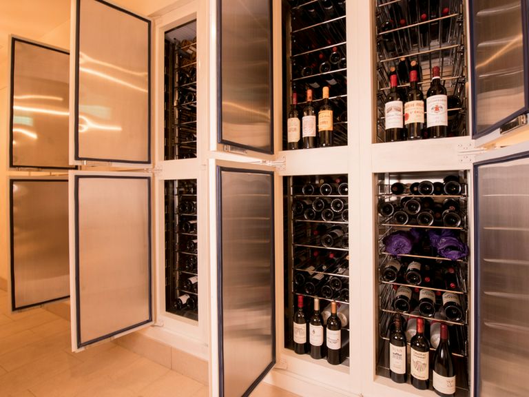 手頃なものから希少ワインまで、料理や好みに合わせて選べる幸せ