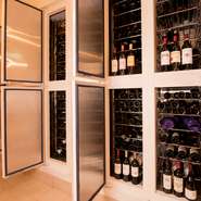 フランス各地のシャトーやドメーヌを訪ね、信頼関係を築いた生産者から自社輸入される高品質のワイン。ビンテージワインやエイジングワインが多数取り揃えられ、ソムリエが飲み頃のボトルを勧めてくれます。