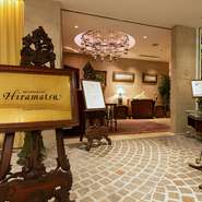 ダイニングへと続く回廊には数々の絵画が飾られ、まるで美術館のような趣。

