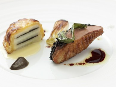 『ブルターニュ産鴨胸肉　赤ワインヴィネガーのアクセント』