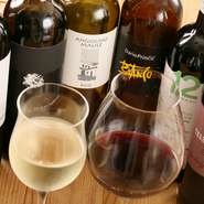 ワインは、イタリアのオーガニックワインのみ。「ワインと一緒に食べたくなる料理」をテーマに、ワインとお互いに引き立て合うような料理を提案してくれます。
