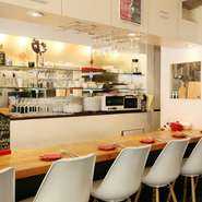 16時から営業しているので待ち合わせ前の一杯などでも利用OK。コーヒー一杯、ワイン一杯からでも歓迎してくれます。二軒目としても最適。女性のお一人様も多いです。カウンターで客同士が仲良くなることも。