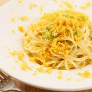 イタリア・サルディニア産のカラスミと季節の野菜を合わせたスパゲティです。写真はセロリを使用。カタクチイワシからつくられたイタリアの魚醤「コラトゥーラ」を使用し、魚介の旨みを加えてあります。