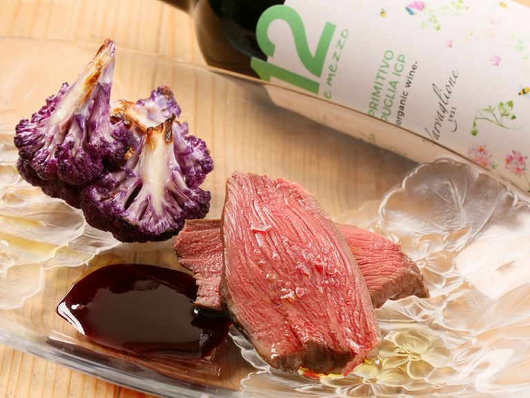 しっとりと柔らかい『阿寒産エゾシカ内モモ肉　低温ロースト　赤ワインとブラットオレンジのソース』