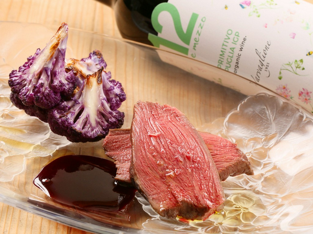 しっとりと柔らかい『阿寒産エゾシカ内モモ肉　低温ロースト　赤ワインとブラットオレンジのソース』