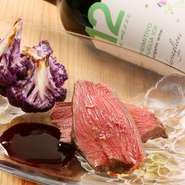 繊維質が柔らかい内モモ肉を、低温のオーブンでゆっくりとロースト。夏鹿は香りがよくジューシーで、鹿肉に慣れていない人でも食べやすいのが特徴です。秋から冬はジビエ感が強い香りで、噛み応えのある肉質。