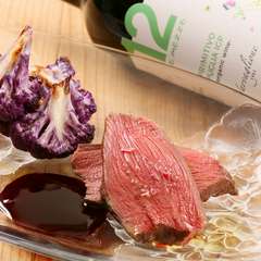 しっとりと柔らかい『阿寒産エゾシカ内モモ肉　低温ロースト　赤ワインとブラットオレンジのソース』