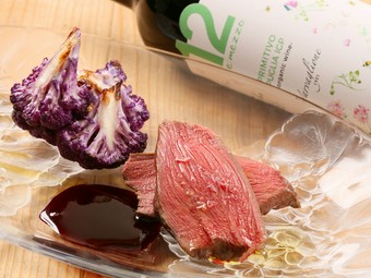 しっとりと柔らかい『阿寒産エゾシカ内モモ肉　低温ロースト　赤ワインとブラットオレンジのソース』