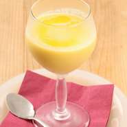 トウキビと水と塩のみでつくった、濃厚な、噛んで食べるスープです。トウキビをかじった時の香りと味わいをそのまま写し取った逸品。トウキビが一番甘い時期のみの季節限定です。甘みを加えなくても十分な甘み。　