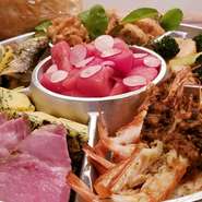 オードブル3～4人前￥6,000(税込)、その他おひとり様用、2人前、5人前以上など人数、ご予算にも合わせます

他メニューもご相談に応じます。
テイクアウトご注文は前日13時までのご予約とさせていただきます。