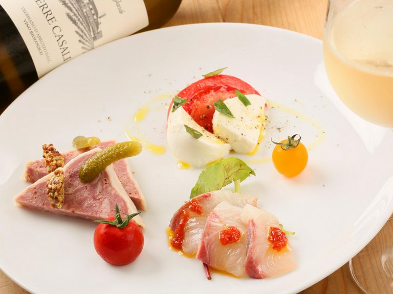 『本日の前菜盛り合わせ』など、ワインを飲みたくなる料理