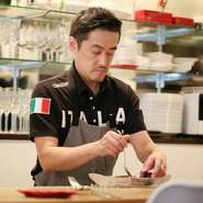 「小さい店なので、限りなくお客様の要望に近づけるために、こちらからの提案をよりシンプルにしたいと思い、現在のメニューの無いスタイルにした」とのこと。できる限りゲストが食べたい料理をつくってくれます。