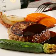 洋食・和食の料理人が揃い、道産食材を中心とした旬食材を用い、多彩な肉＆魚料理を披露。さらに、四季折々の野菜の持ち味を丁寧に引き出した野菜料理も自慢。季節の彩りと滋味に満ちる逸品に出会えます。
