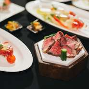 目でも楽しめる彩り豊かな旬の食材を使った料理が並ぶランチ。香りや食感まで計算された上質な味わいで、心と体を満たすひとときを。