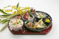 時季の食材を味わえる華やかな和食御膳です。お造り盛合わせ、天ぷらなど美味しい物をちょっとづつお楽しみください。