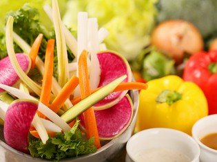 旬野菜の香りと彩り、持ち味を巧みに引き出した多彩な皿をご提供