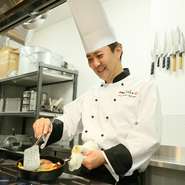 料理人の顔が見える安心感と調理の臨場感をお届けするため、オープンキッチンを設えたホテルダイニングに。お客様との会話を通して、いっそう魅力的な料理を紡ぐヒントをいただきながら、日々精進を続けています。