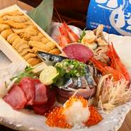 北海道各地の漁港から直接入荷する、その時季一番の鮮魚を確かな包丁技でお造りに。6〜7種を贅沢に盛り合わせるので、一皿の満足度＆ボリューム感が最高。店自慢の日本酒セレクションとの相性もぴったりです！