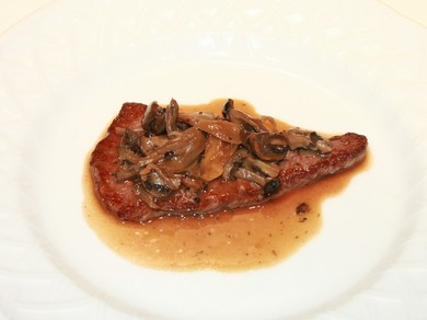 フランス料理美しょうコースの選べるメイン料理　最高級A5山形牛内モモ肉のロースト　トリュフ風味