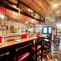 居心地の良いカウンターでゆったりワインを楽しむ