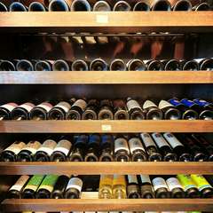 フランスをはじめ各国からセレクトされたワイン