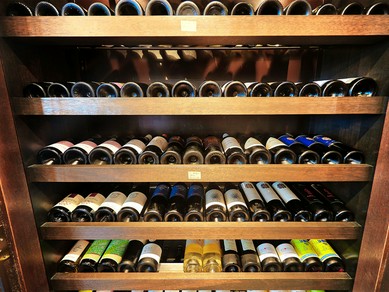 フランスをはじめ各国からセレクトされたワイン