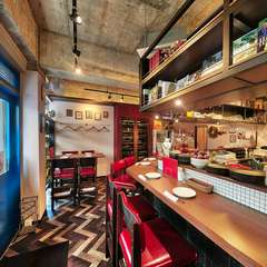 フランスの小さなビストロをイメージした店内