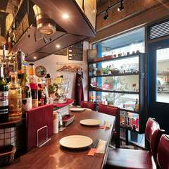 恋人と料理を囲む、優雅で幸せなひととき