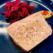 通称パテカンこと、『パテ・ド・カンパーニュ』。大きめに挽いた豚肉を低温でじっくり火入れ。肉肉しい食べ応えのなかにしっとりと繊細さが感じられる、スペシャリテです。