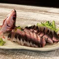 漁港から仕入れる新鮮な魚介を味わえる『新鮮魚介の刺身』