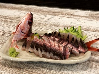 漁港から仕入れる新鮮な魚介を味わえる『新鮮魚介の刺身』
