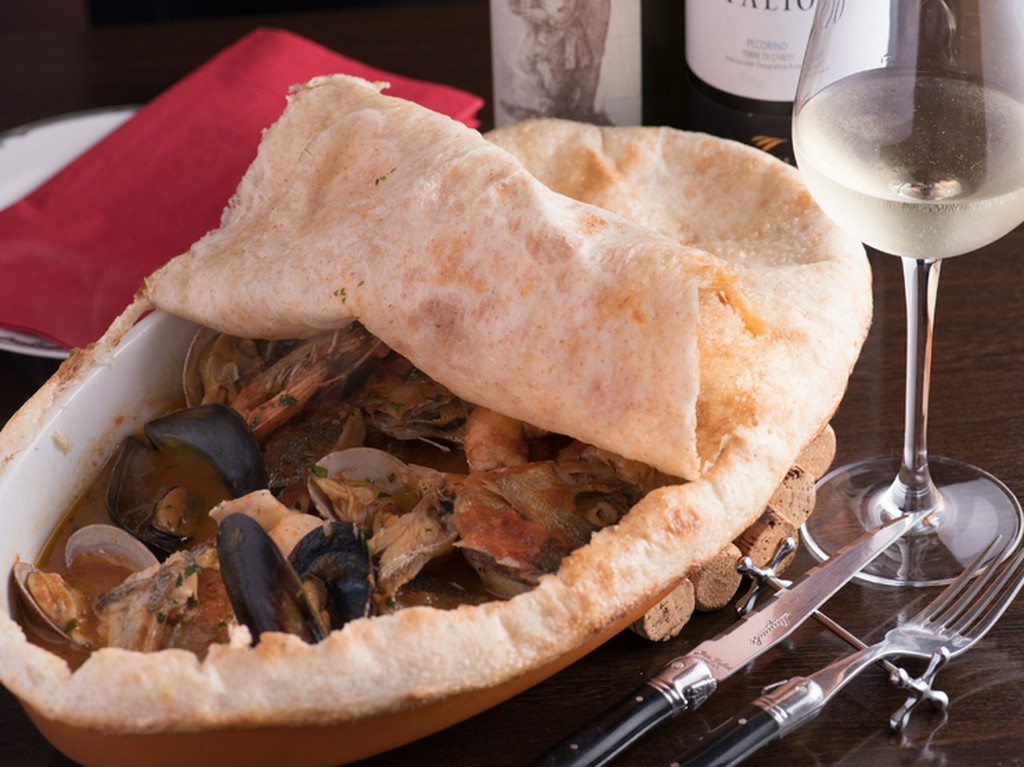 思わず動画を撮りたくなる、SNS映えする料理サーブも楽しめる