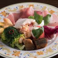 野菜、魚介、肉、チーズなど、一皿でいろいろな食材の美味しさを楽しめる前菜。ワインのお供にもピッタリです。2人前からのオーダーですが、多彩な料理を一度に味わえるので、おひとり様にもおすすめです。