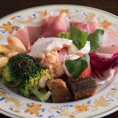 一皿でいろいろな食材を味わえる『おまかせ前菜の盛り合わせ』
