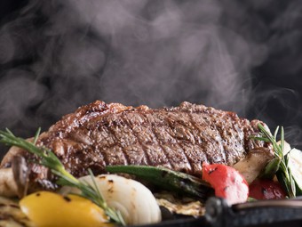 ガッツリ濃厚な肉を味わう『ビステッカ』